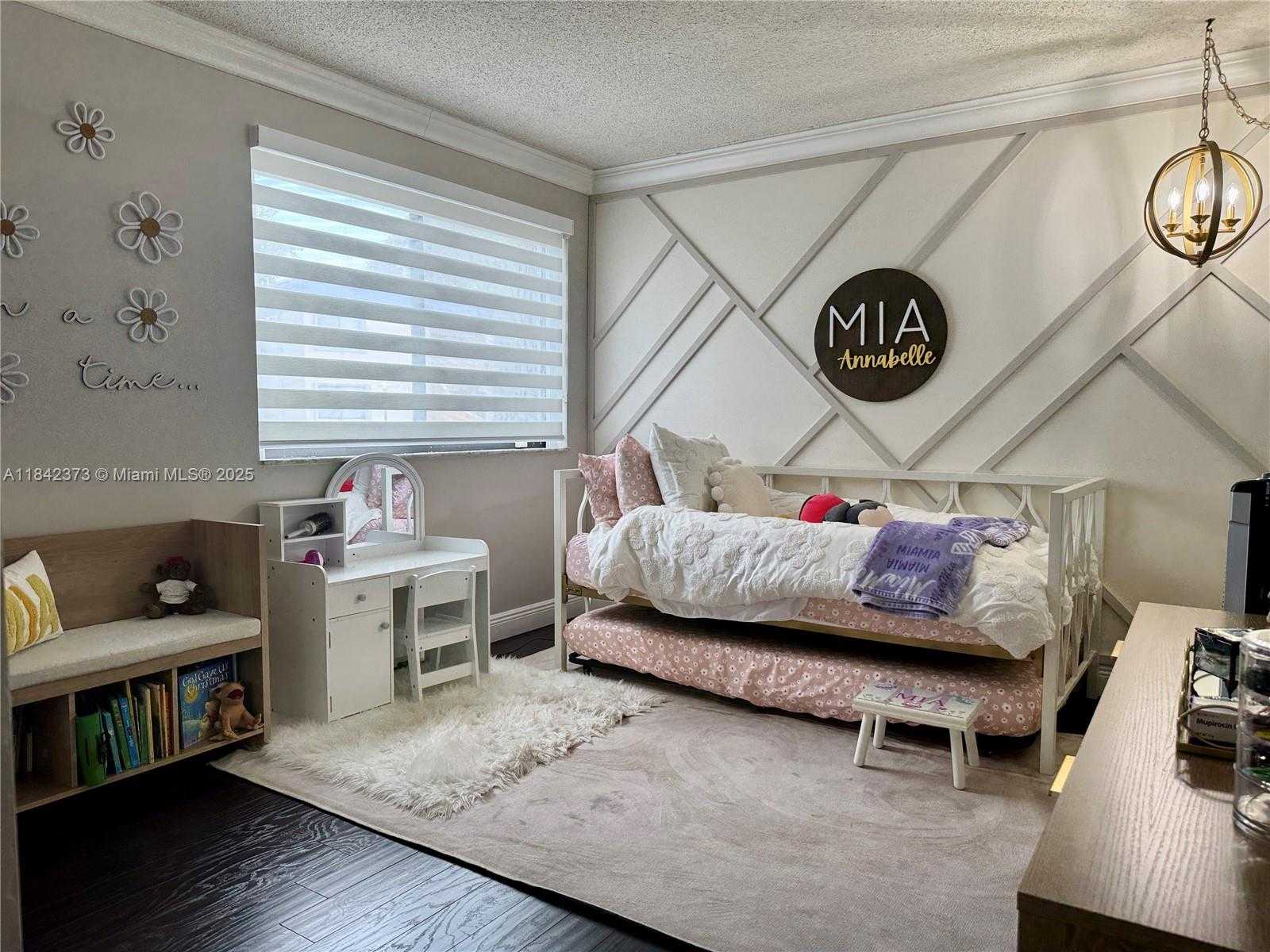 Small Image of 185 LAKEVIEW DR #101, Weston Number 2