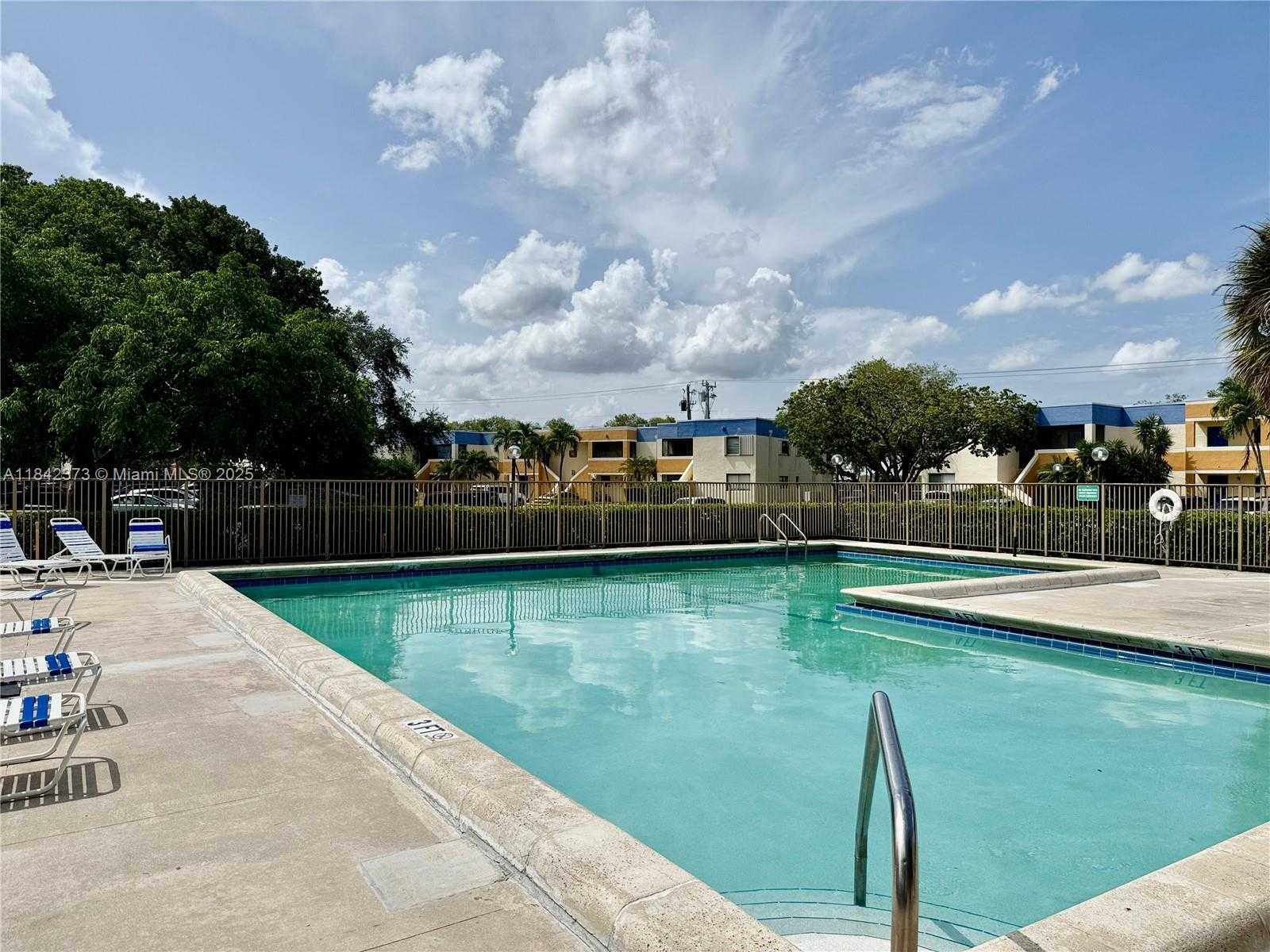 Small Image of 185 LAKEVIEW DR #101, Weston Number 22