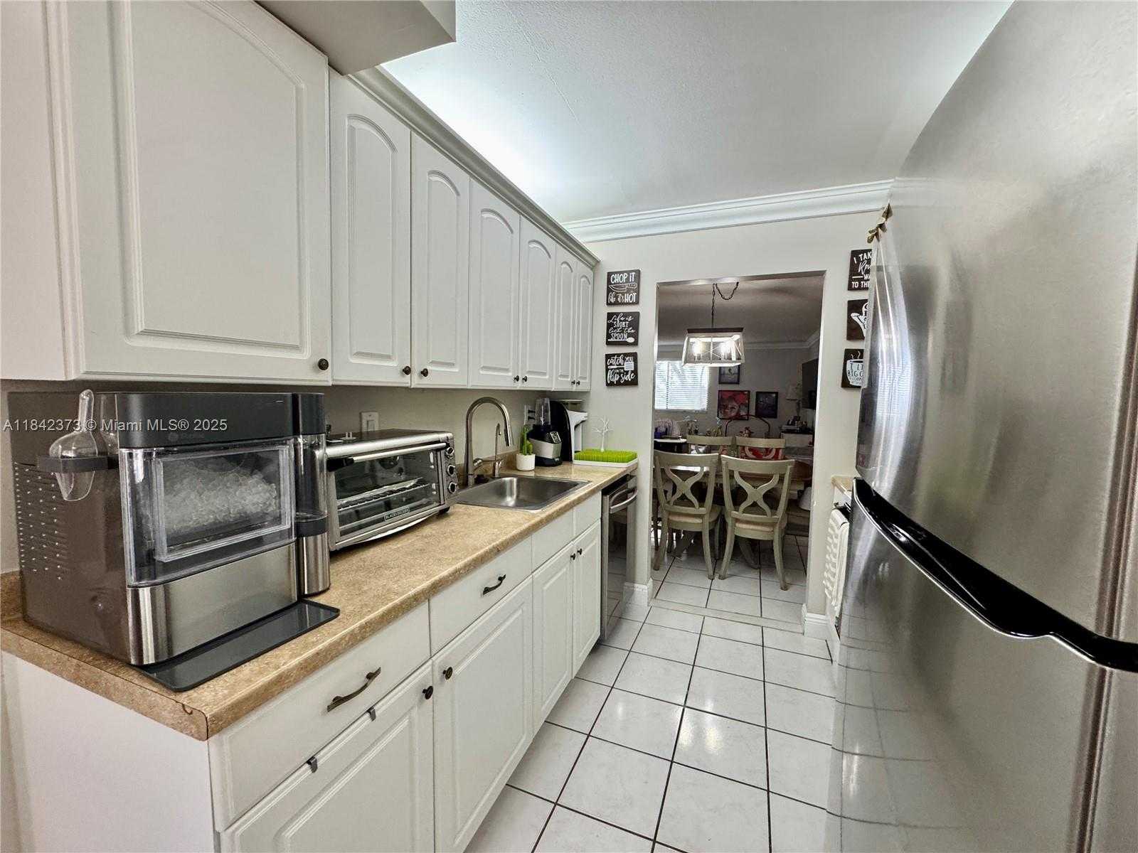 Small Image of 185 LAKEVIEW DR #101, Weston Number 8