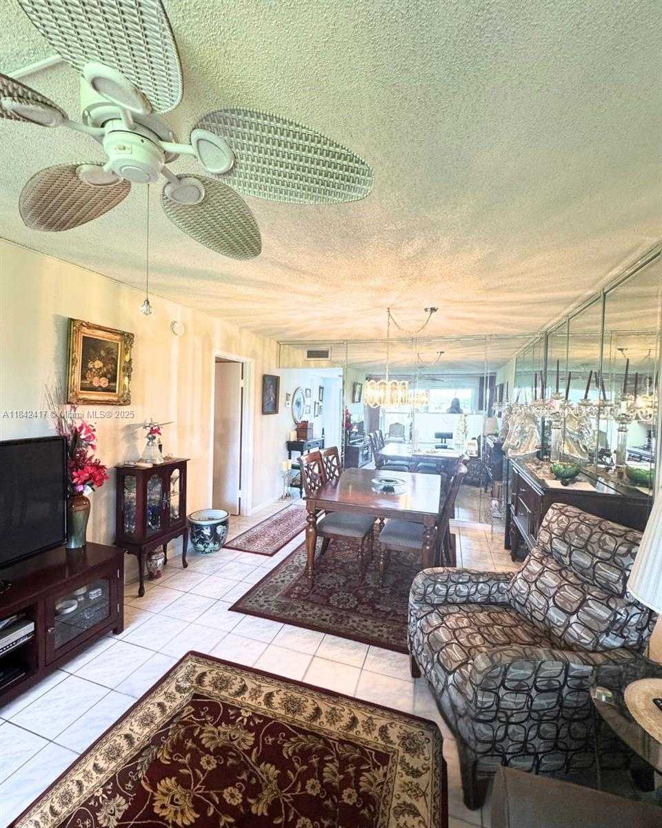 Small Image of 7787 Golf Cir Dr, Margate, FL 33063, USA Number 16