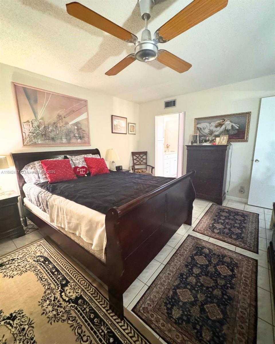 Small Image of 7787 Golf Cir Dr, Margate, FL 33063, USA Number 20