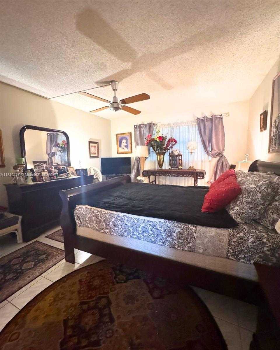 Small Image of 7787 Golf Cir Dr, Margate, FL 33063, USA Number 21