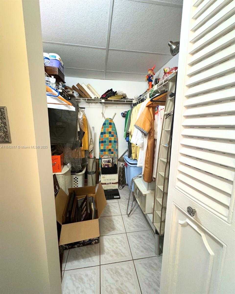 Small Image of 7787 Golf Cir Dr, Margate, FL 33063, USA Number 23