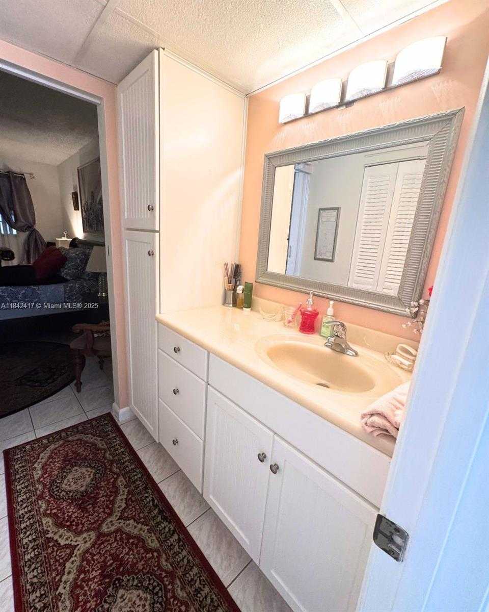 Small Image of 7787 Golf Cir Dr, Margate, FL 33063, USA Number 25