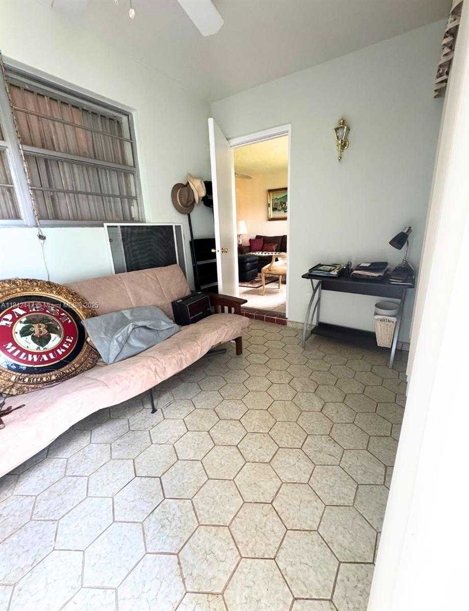 Small Image of 7787 Golf Cir Dr, Margate, FL 33063, USA Number 29