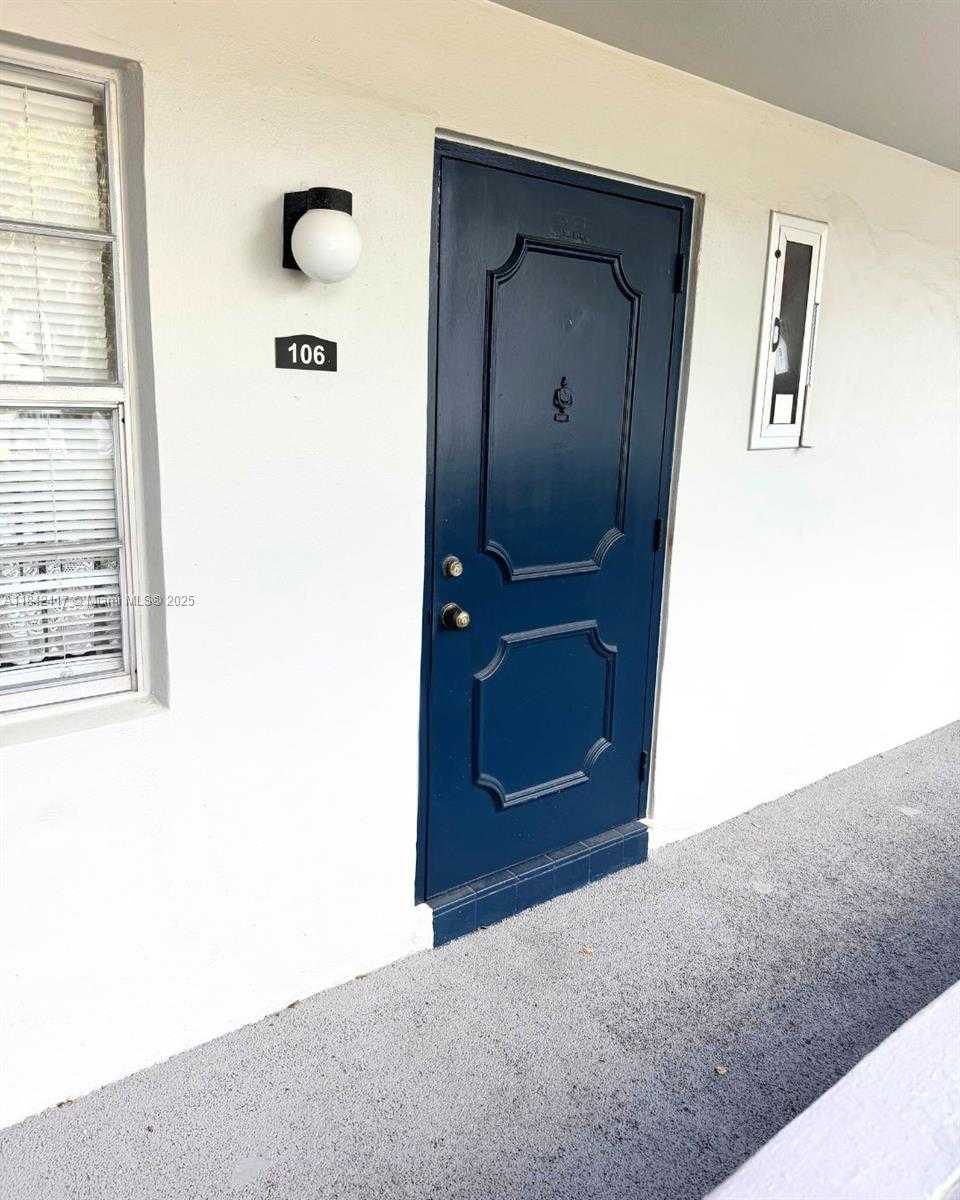 Small Image of 7787 Golf Cir Dr, Margate, FL 33063, USA Number 3