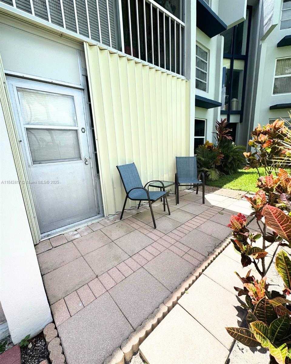 Small Image of 7787 Golf Cir Dr, Margate, FL 33063, USA Number 30