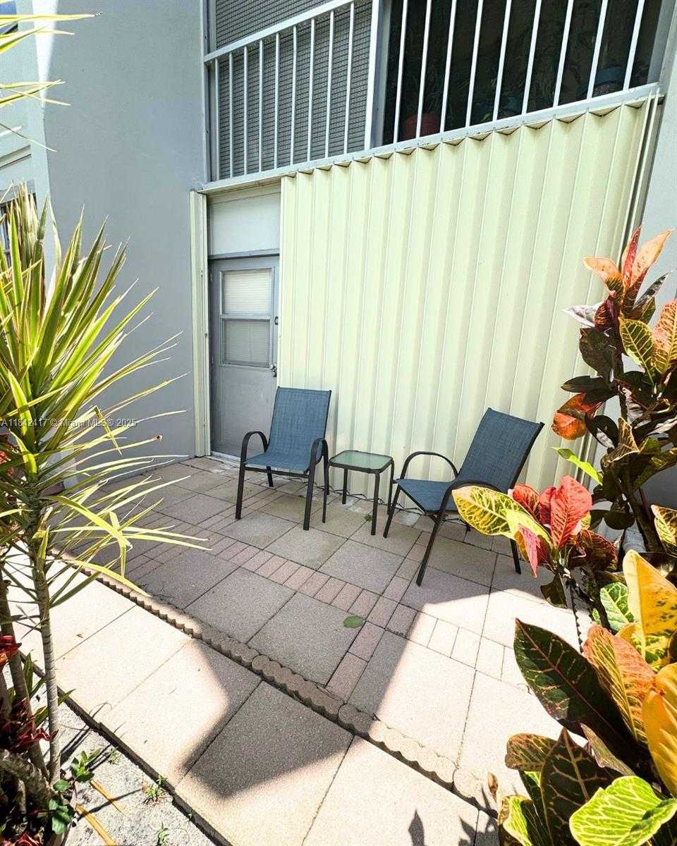 Small Image of 7787 Golf Cir Dr, Margate, FL 33063, USA Number 31