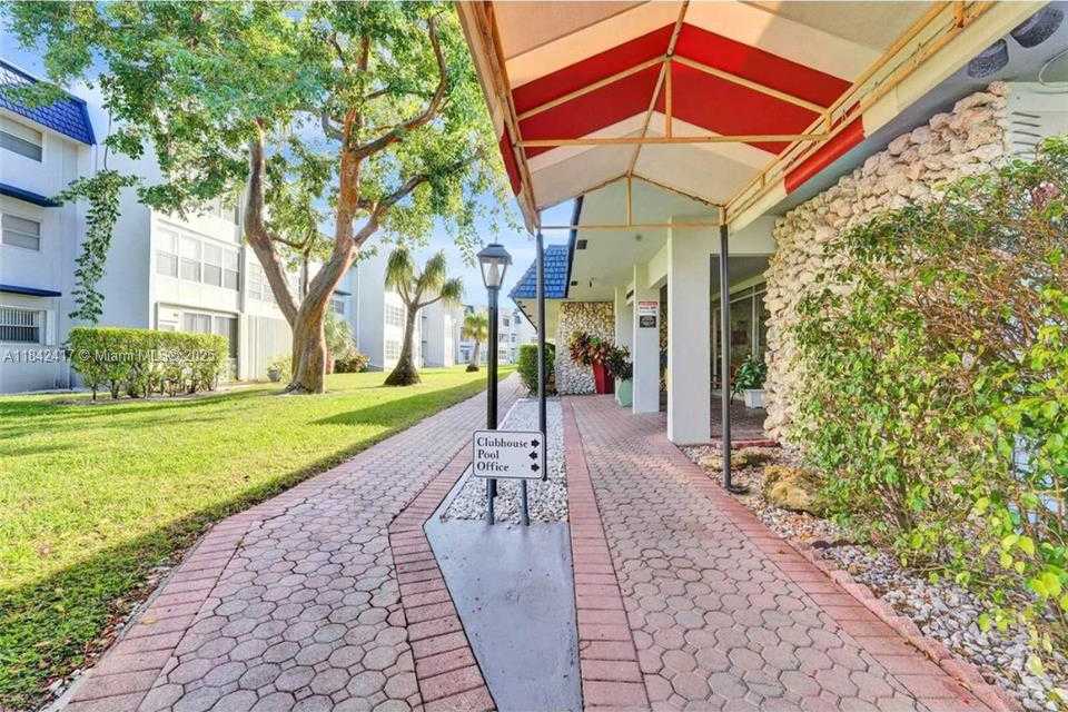 Small Image of 7787 Golf Cir Dr, Margate, FL 33063, USA Number 34