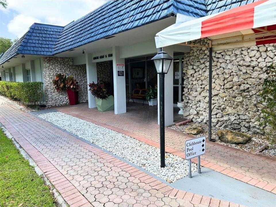 Small Image of 7787 Golf Cir Dr, Margate, FL 33063, USA Number 35