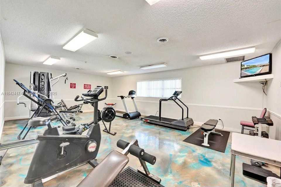 Small Image of 7787 Golf Cir Dr, Margate, FL 33063, USA Number 44