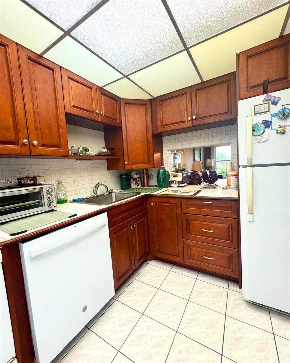 Small Image of 7787 Golf Cir Dr, Margate, FL 33063, USA Number 6