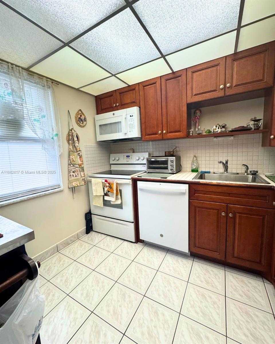 Small Image of 7787 Golf Cir Dr, Margate, FL 33063, USA Number 7