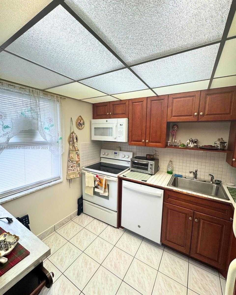Small Image of 7787 Golf Cir Dr, Margate, FL 33063, USA Number 8
