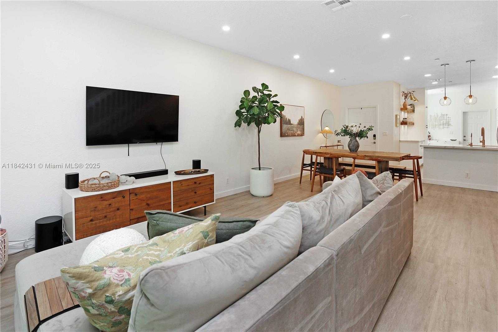 Small Image of 4333 VINEYARD CIR, Weston Number 10