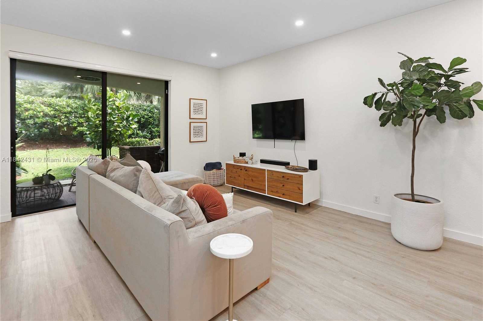 Small Image of 4333 VINEYARD CIR, Weston Number 11