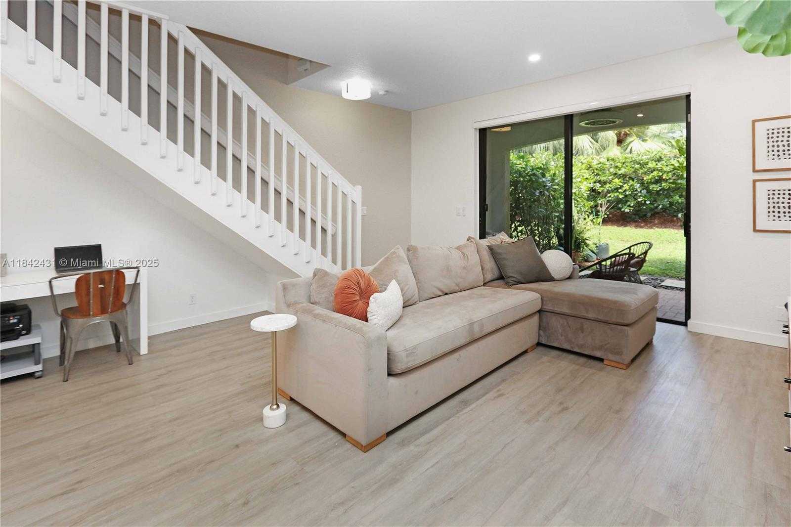Small Image of 4333 VINEYARD CIR, Weston Number 12