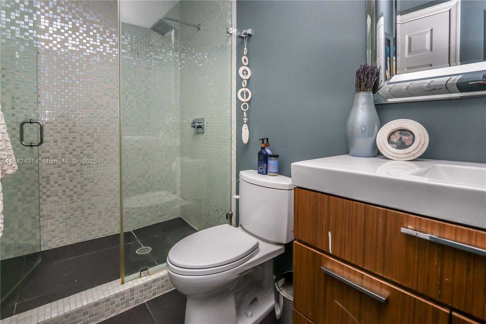 Small Image of 4333 VINEYARD CIR, Weston Number 15