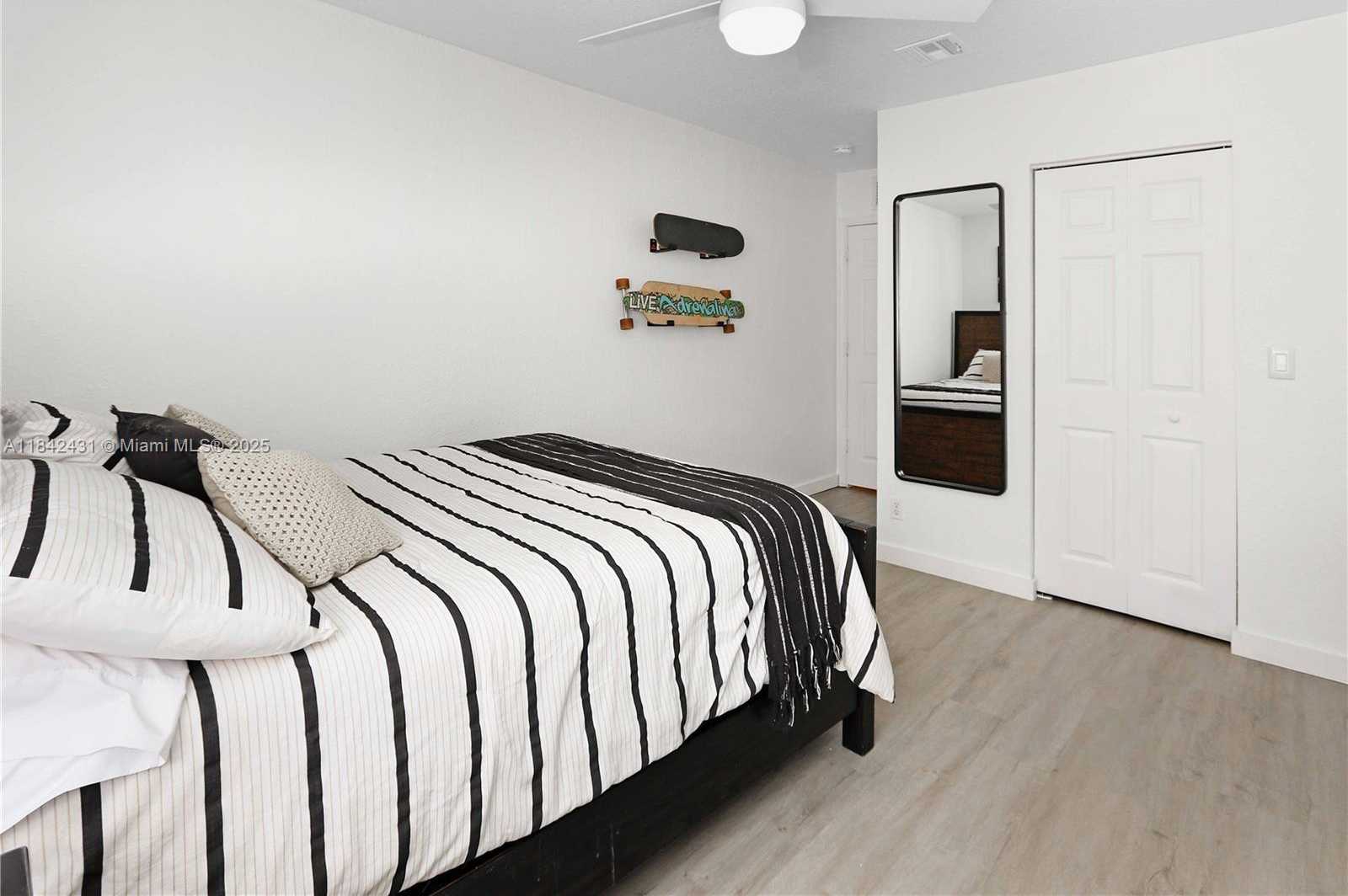 Small Image of 4333 VINEYARD CIR, Weston Number 16