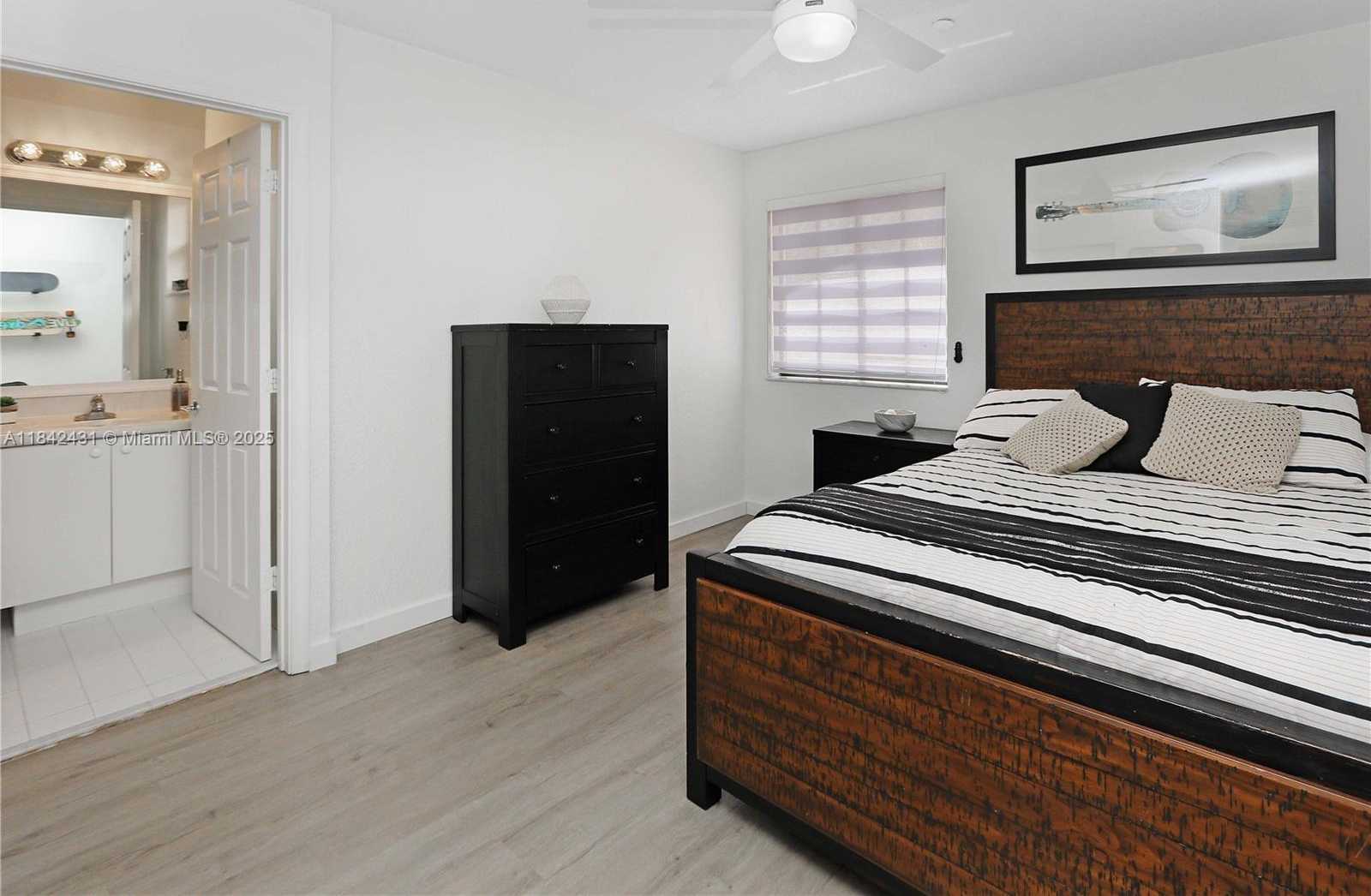 Small Image of 4333 VINEYARD CIR, Weston Number 18