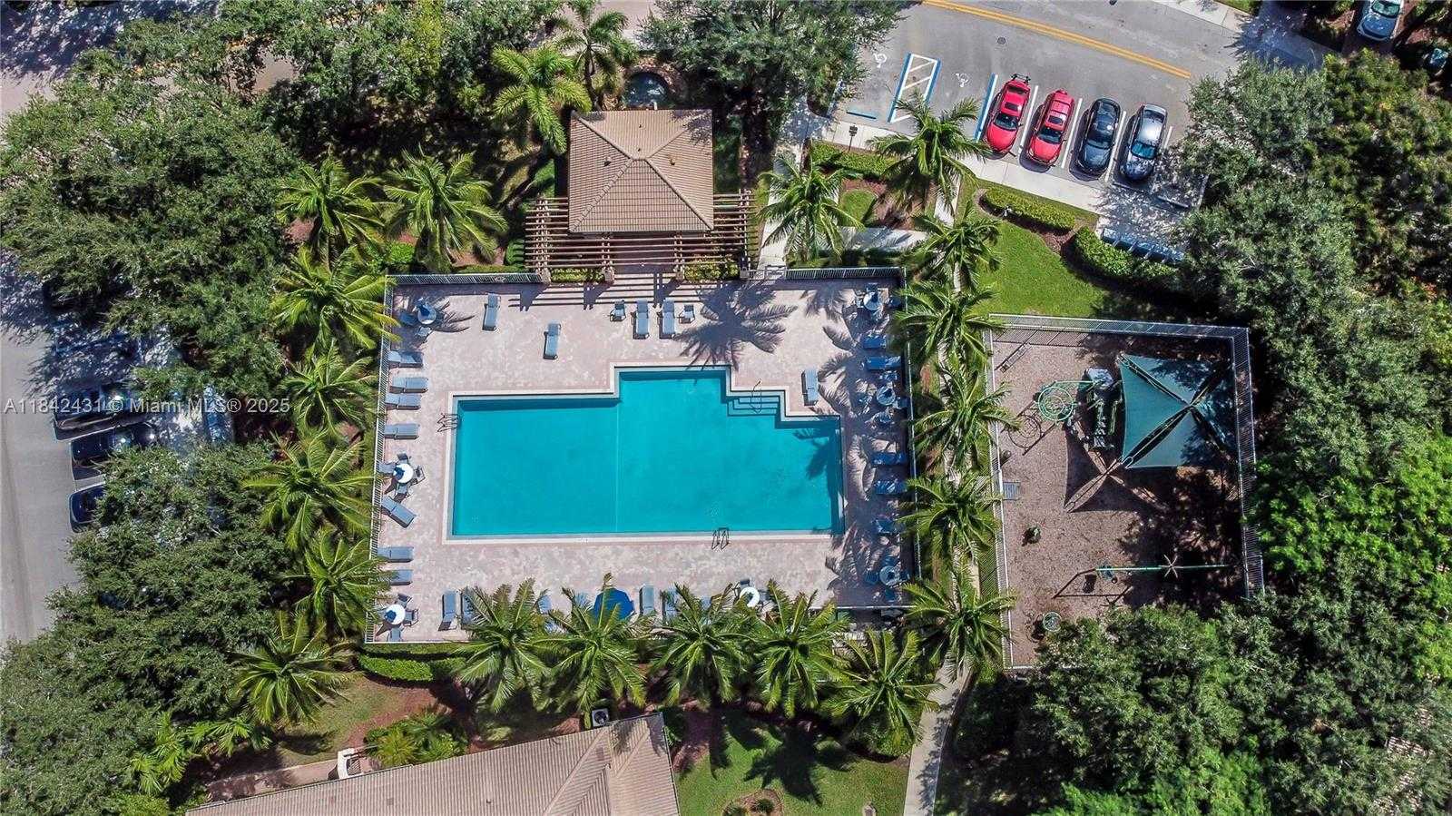 Small Image of 4333 VINEYARD CIR, Weston Number 2
