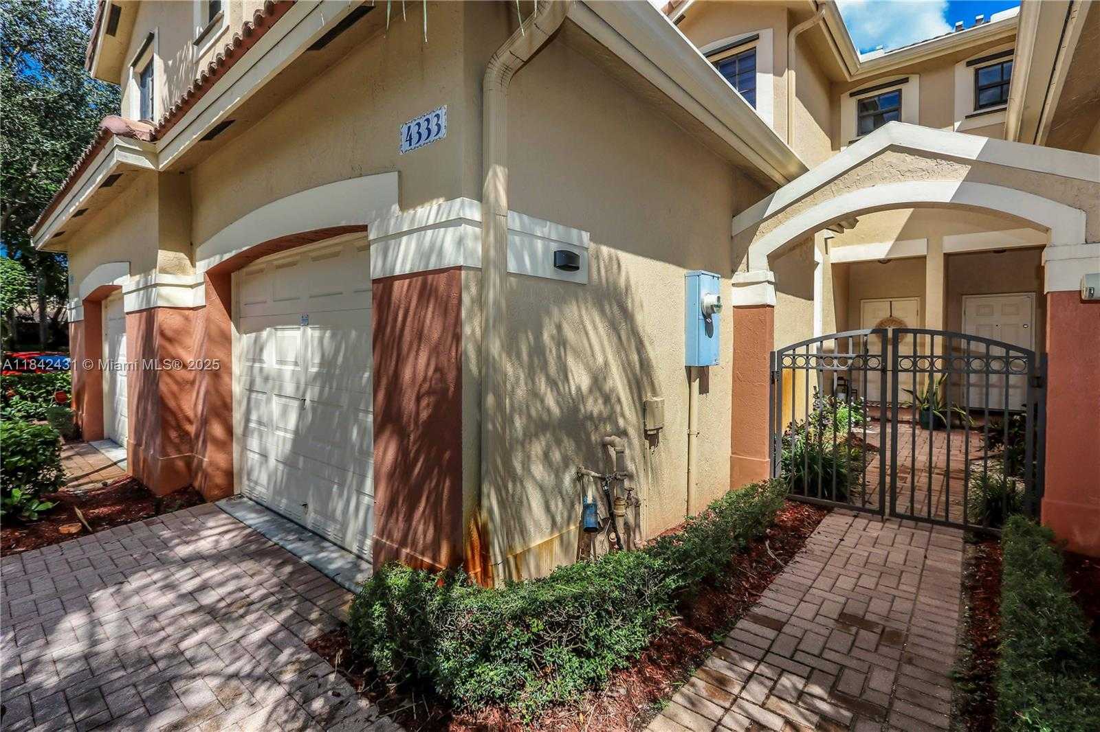 Small Image of 4333 VINEYARD CIR, Weston Number 27