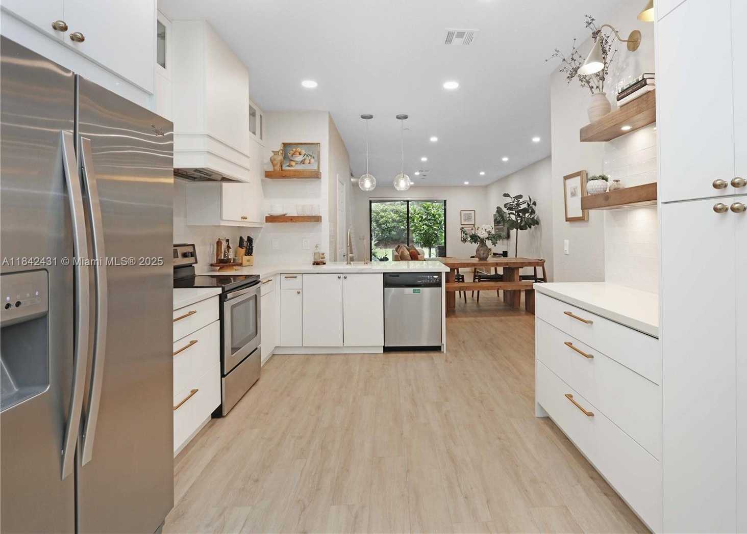 Small Image of 4333 VINEYARD CIR, Weston Number 3