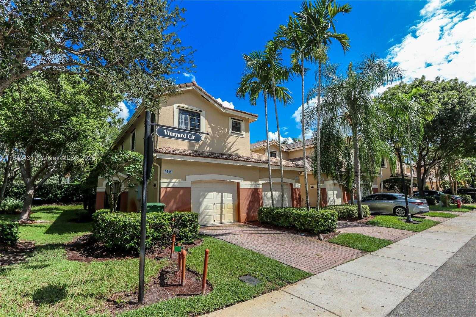 Small Image of 4333 VINEYARD CIR, Weston Number 37