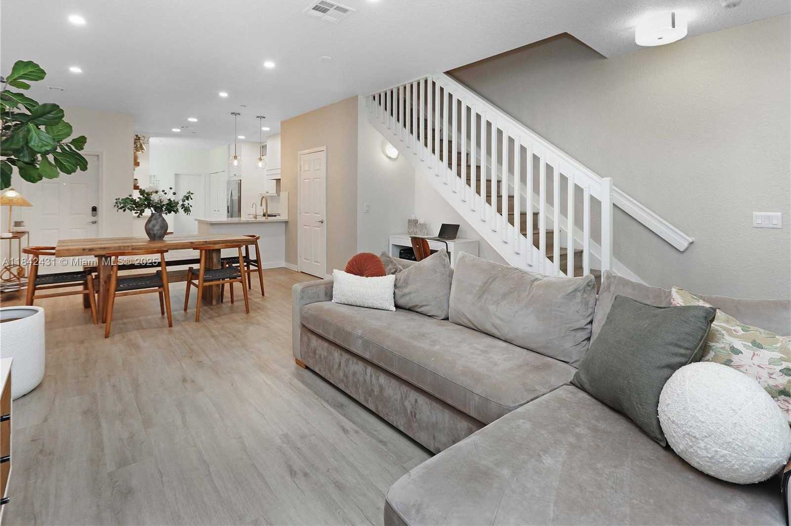 Small Image of 4333 VINEYARD CIR, Weston Number 4