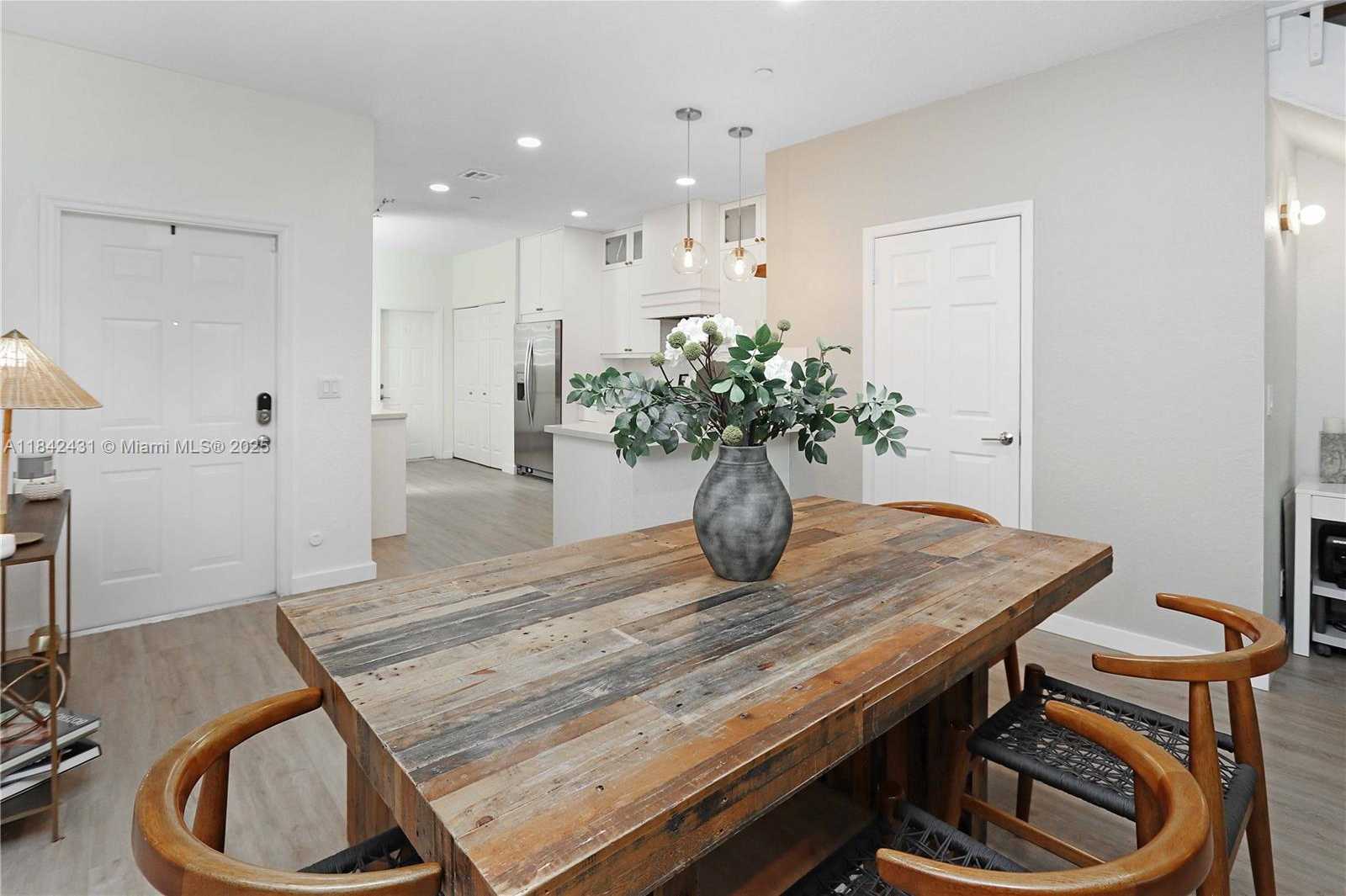 Small Image of 4333 VINEYARD CIR, Weston Number 5