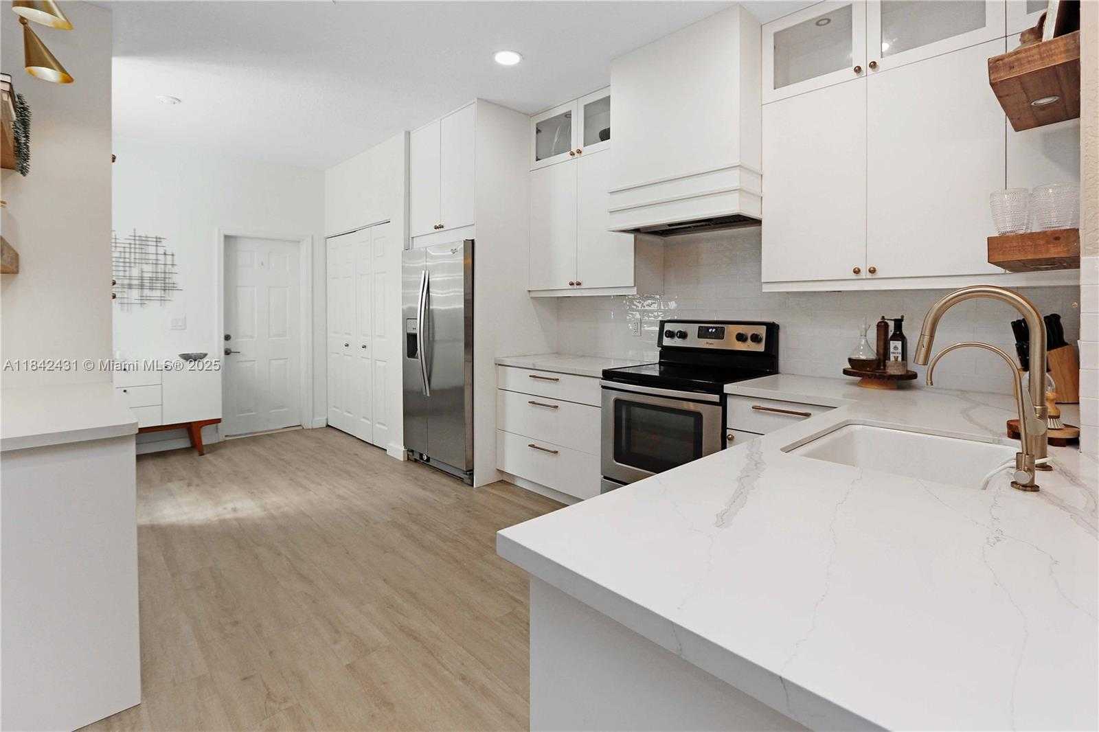 Small Image of 4333 VINEYARD CIR, Weston Number 6