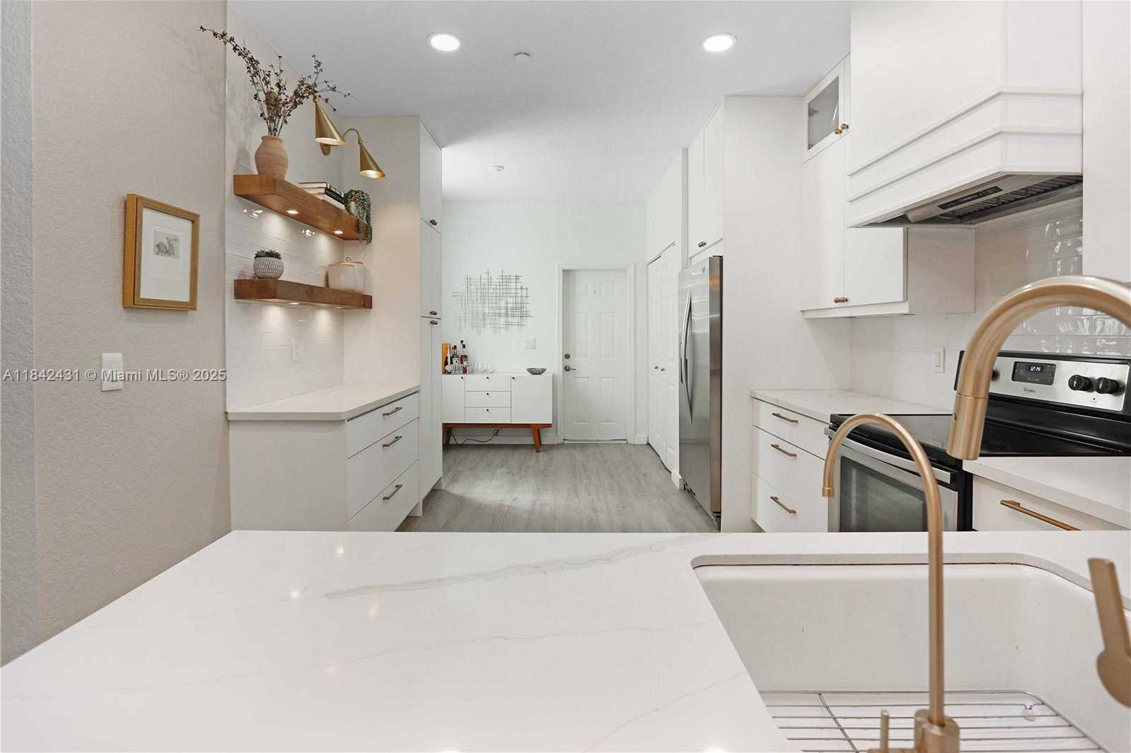 Small Image of 4333 VINEYARD CIR, Weston Number 7