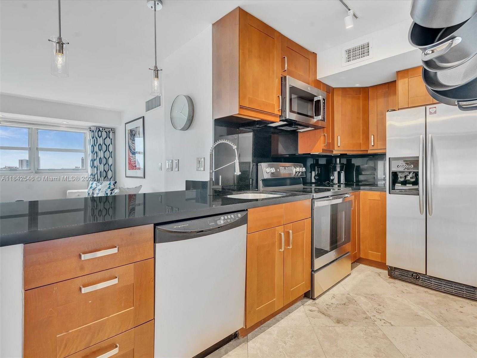 Small Image of 1881 WASHINGTON AVE #10G, Miami Beach Number 2