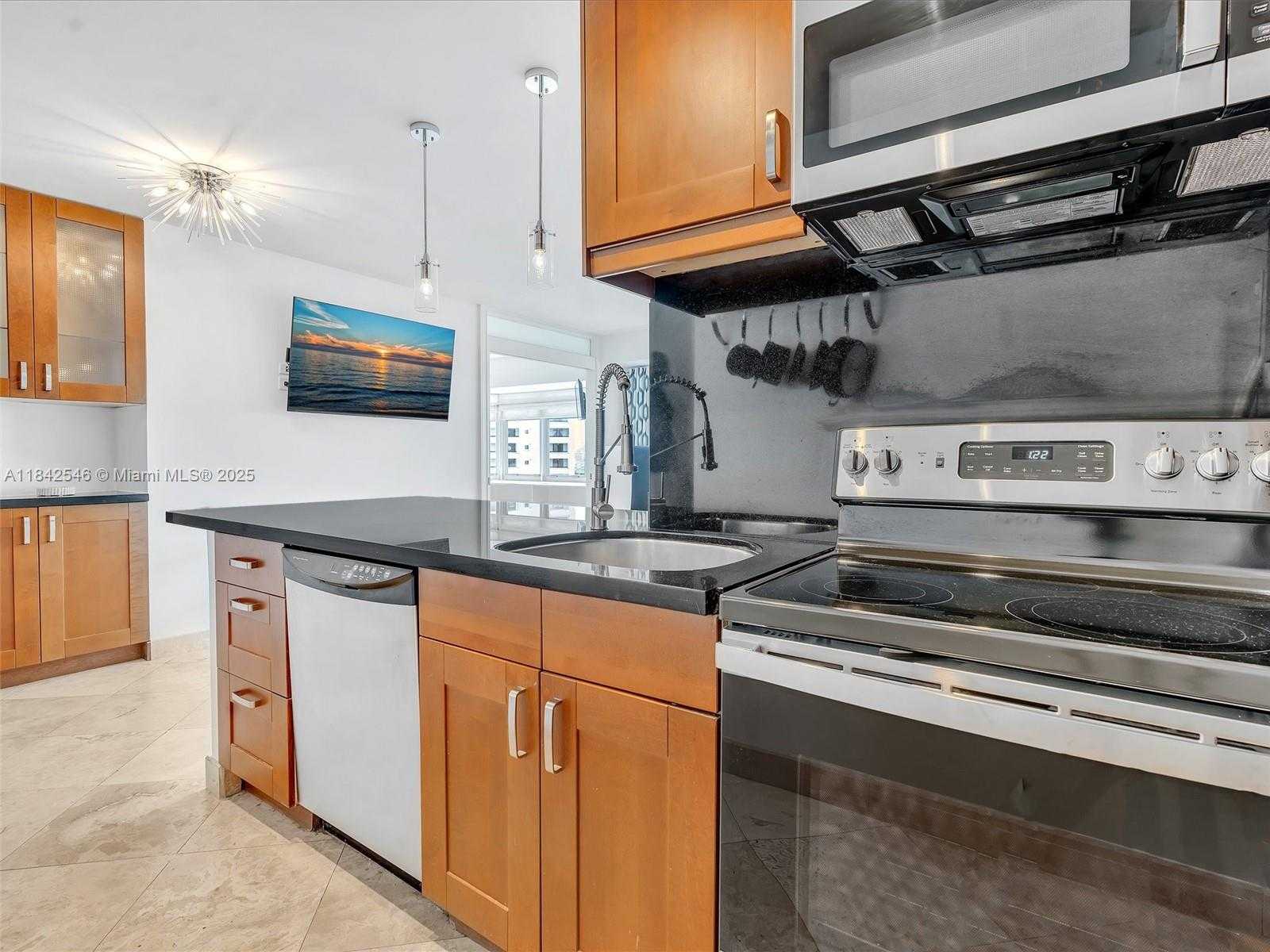 Small Image of 1881 WASHINGTON AVE #10G, Miami Beach Number 3