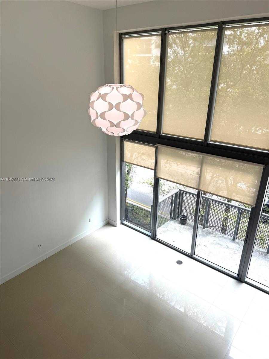 Small Image of 6000 COLLINS AVE #313, Miami Beach Number 3