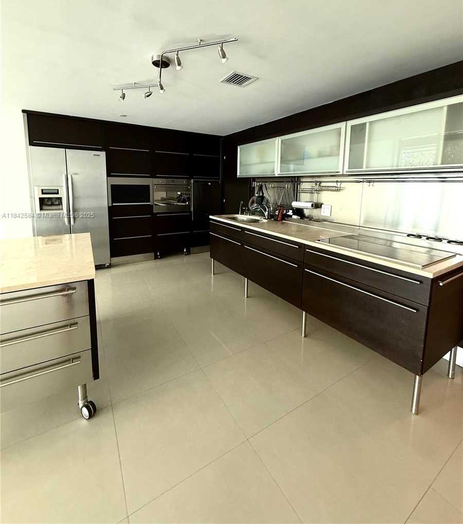 Small Image of 6000 COLLINS AVE #313, Miami Beach Number 4