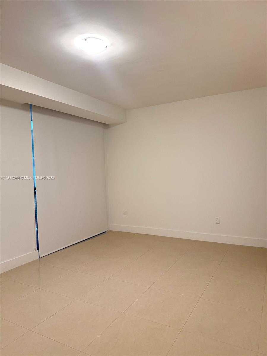 Small Image of 6000 COLLINS AVE #313, Miami Beach Number 8