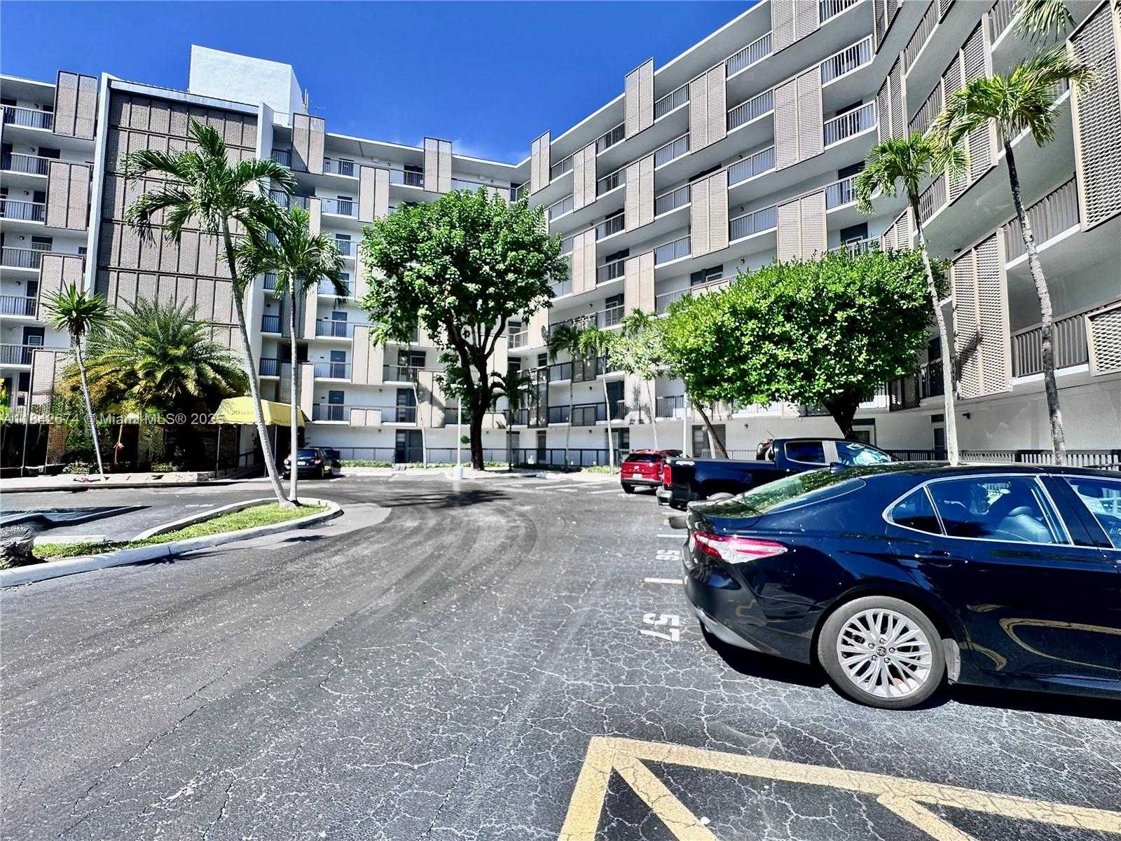 Small Image of 20500 E Country Club Dr, Aventura, FL 33180, USA Number 12