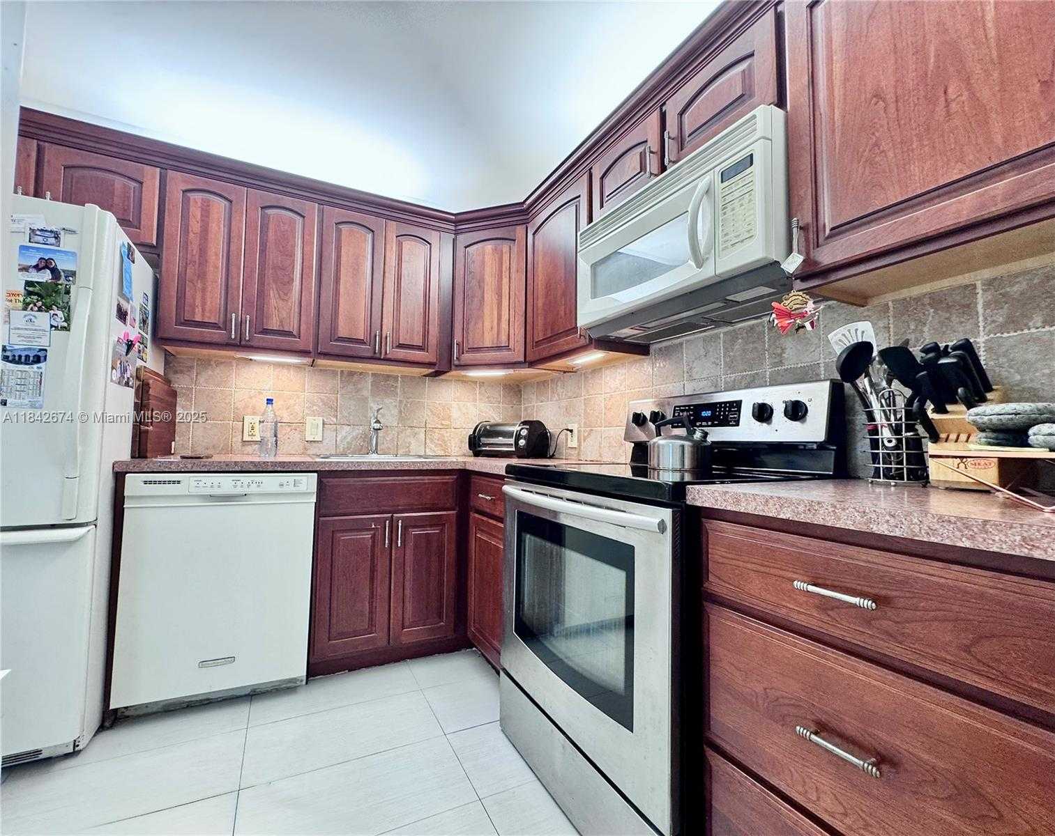 Small Image of 20500 E Country Club Dr, Aventura, FL 33180, USA Number 2