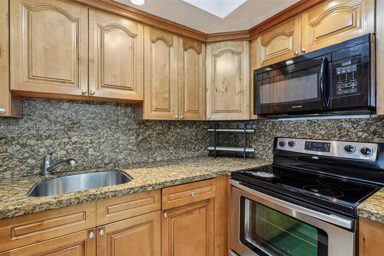 Small Image of 7441 WAYNE AVE #2B, Miami Beach Number 14