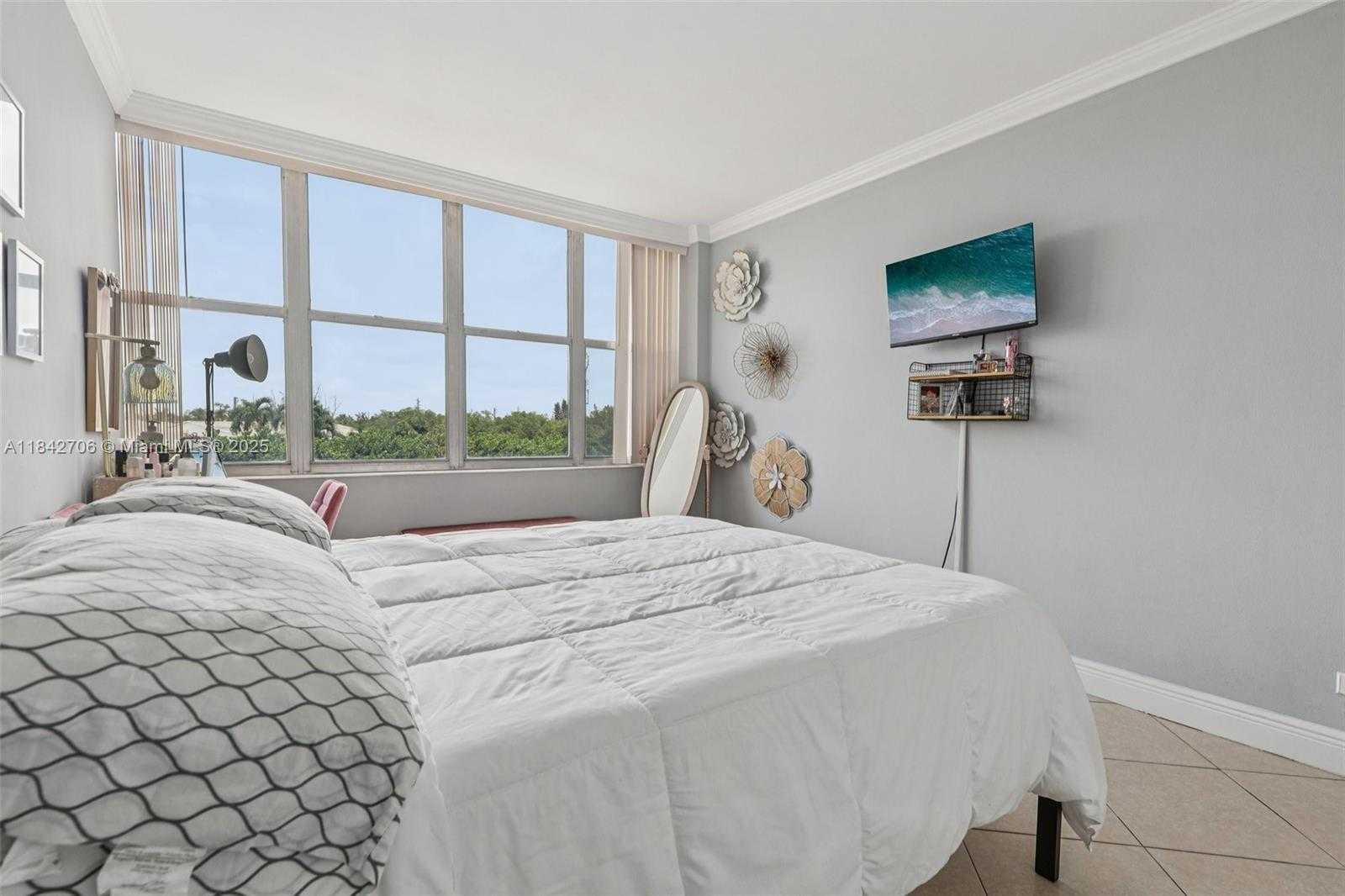 Small Image of 7441 WAYNE AVE #2B, Miami Beach Number 19