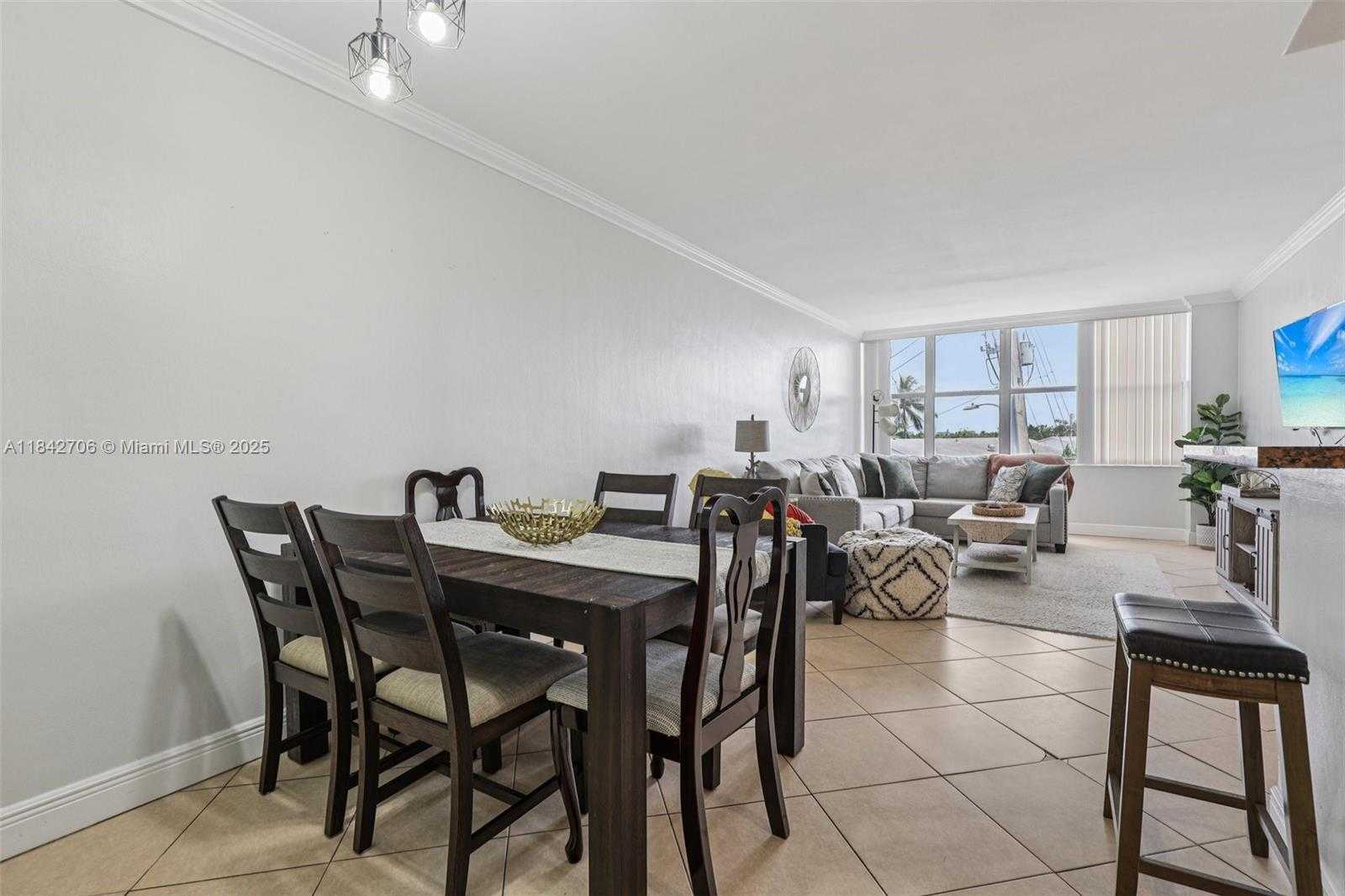 Small Image of 7441 WAYNE AVE #2B, Miami Beach Number 8