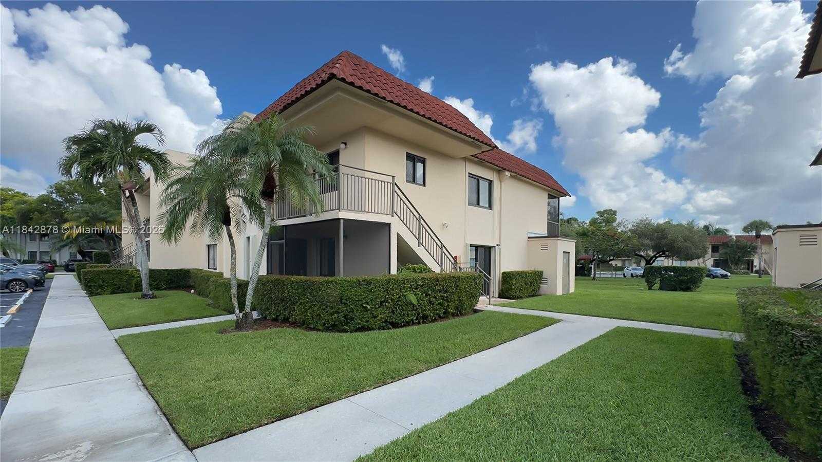 Small Image of 16461 BLATT BLVD #104, Weston Number 4