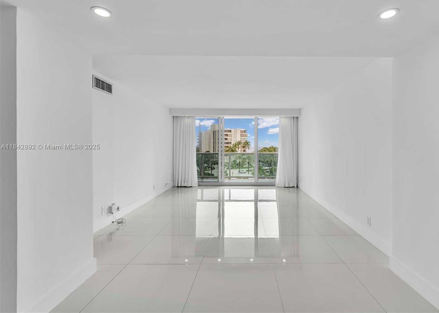 Small Image of 100 BAYVIEW DR #508, Sunny Isles Beach Number 3