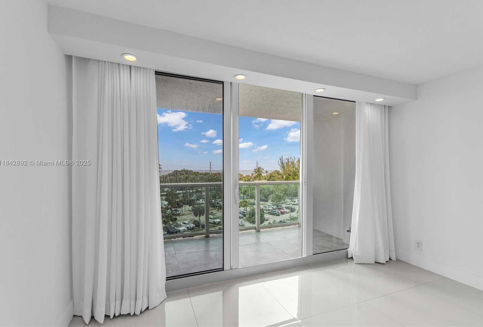Small Image of 100 BAYVIEW DR #508, Sunny Isles Beach Number 6
