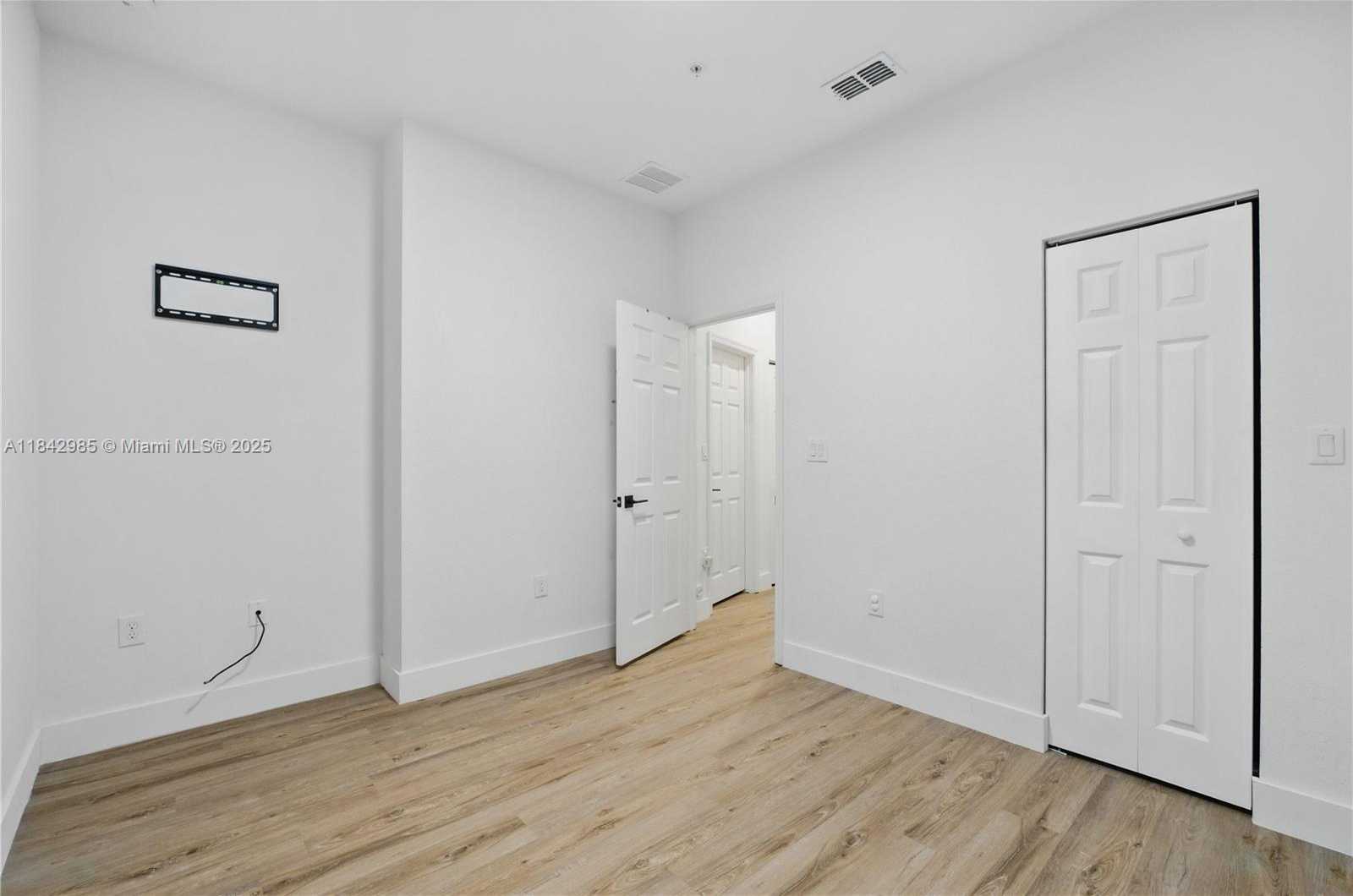 Small Image of 2851 WEST PROSPECT RD #307, Tamarac Number 17