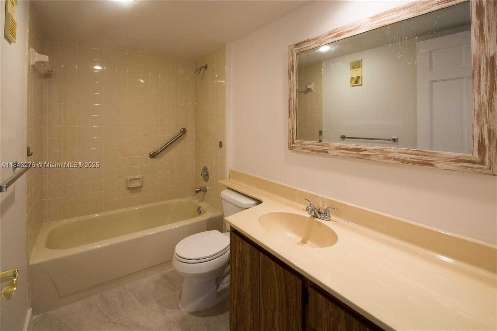 Small Image of 1717 WHITEHALL DR #201, Davie Number 13
