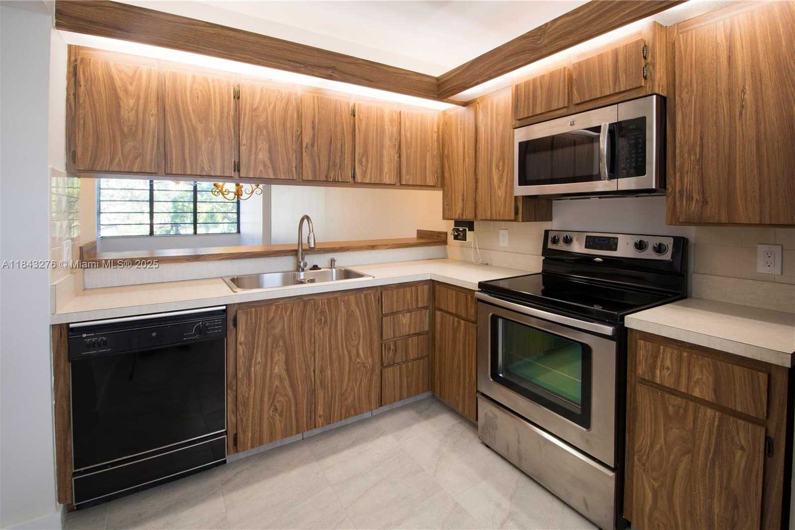 Small Image of 1717 WHITEHALL DR #201, Davie Number 14