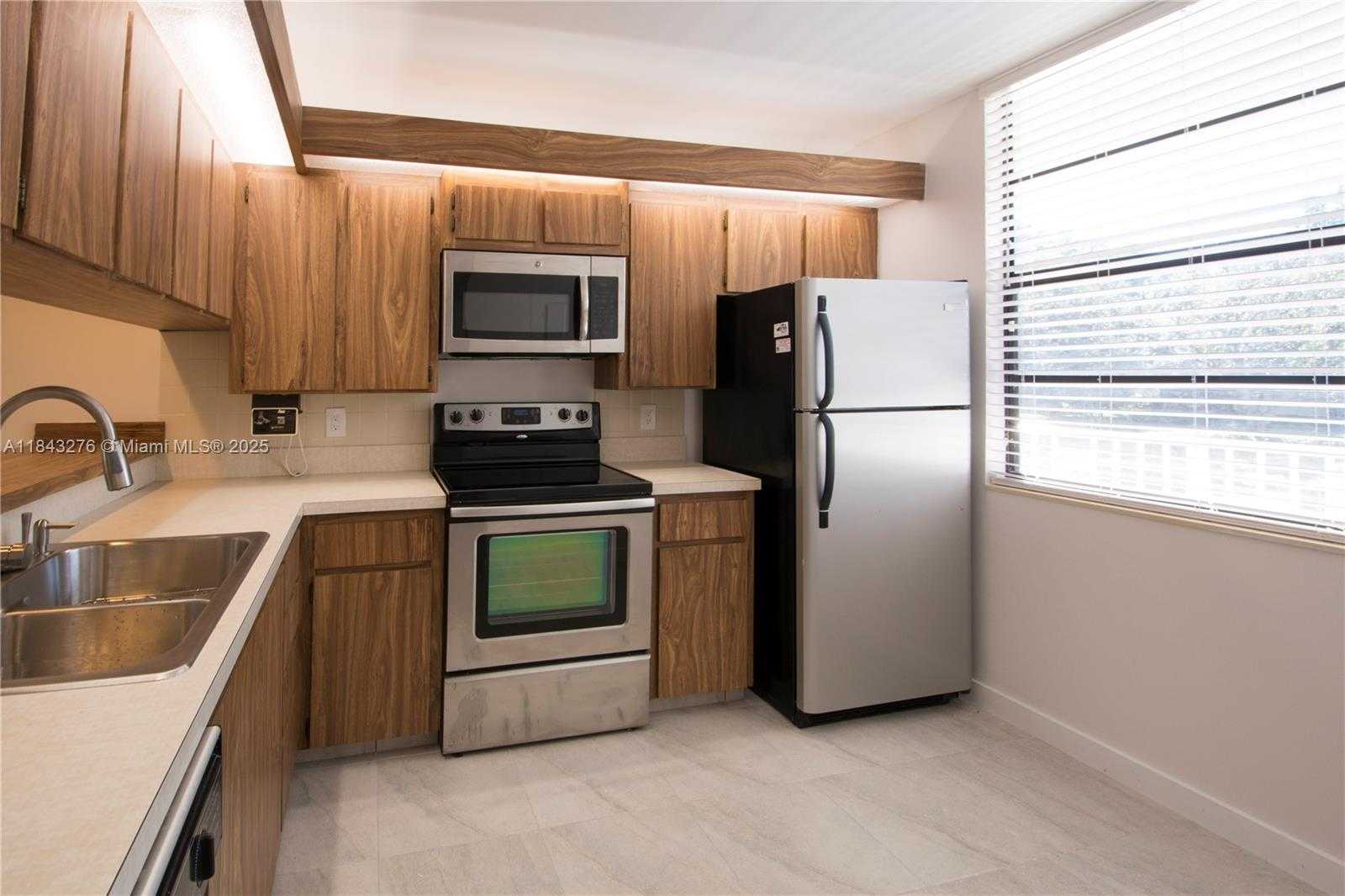 Small Image of 1717 WHITEHALL DR #201, Davie Number 15