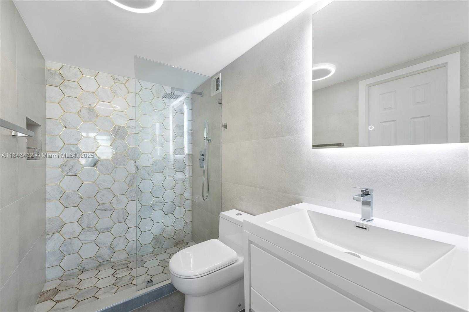 Small Image of 345 OCEAN DR #605, Miami Beach Number 8